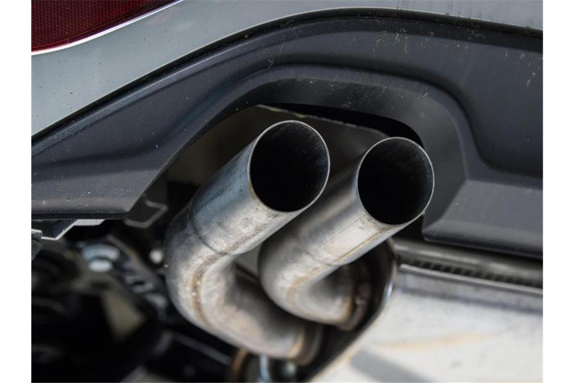 EuGH erklärt Abgas-Software in Dieselwagen für illegal Der Auspuff eines VW Golf 2.0 TDI. Foto: picture alliance / Silas Stein/dpa