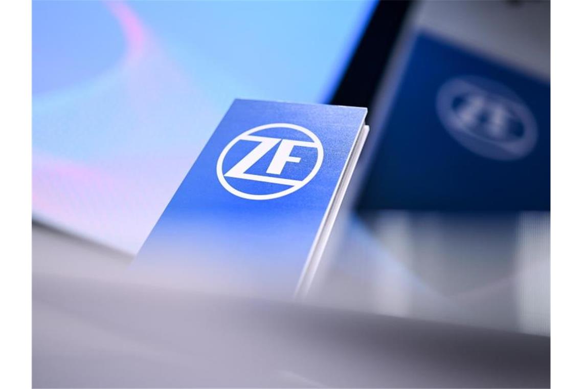 ZF mit dickem Umsatzminus und deutlichem Nettoverlust Der Autozulieferer ZF schließt das vergangene Jahr mit einem dicken Umsatzminus und deutlichem Nettoverlust ab. Foto: Felix Kästle/dpa