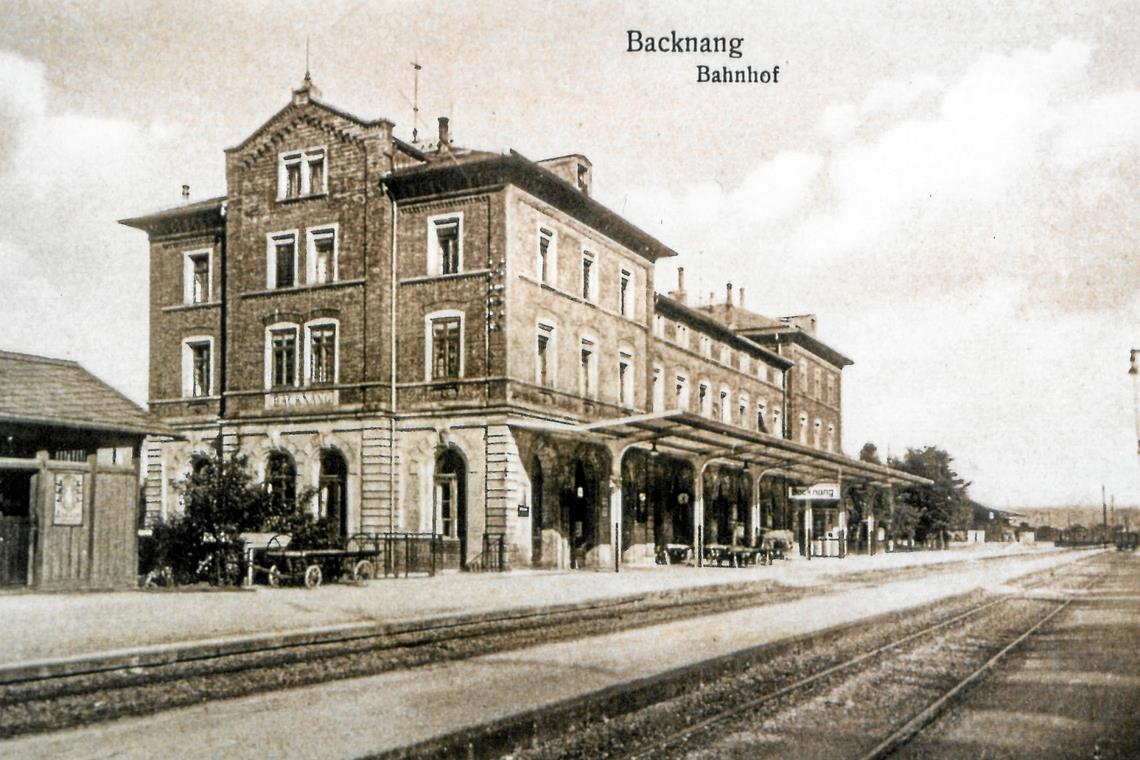 Der Backnanger Bahnhof im Jahr 1925. Das Hauptgebäude wurde 1973 bis 1975 etappenweise abgerissen. Foto: Stadtarchiv Backnang