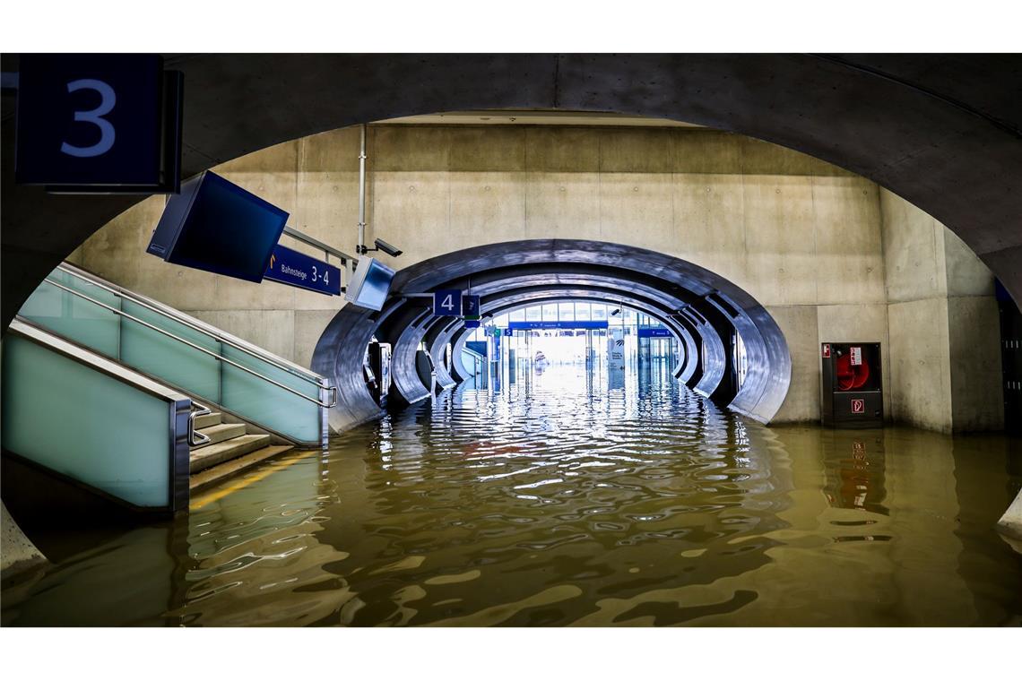 Der Bahnhof im österreichischen Tullnerfeld steht unter Wasser.