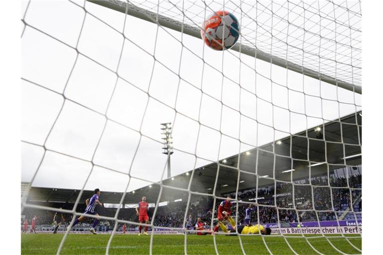 Der Ball ist nach dem Tor zum 2:0 durch Aues Antonio Jonjic im Netz. Foto: Robert Michael/dpa-Zentralbild/dpa