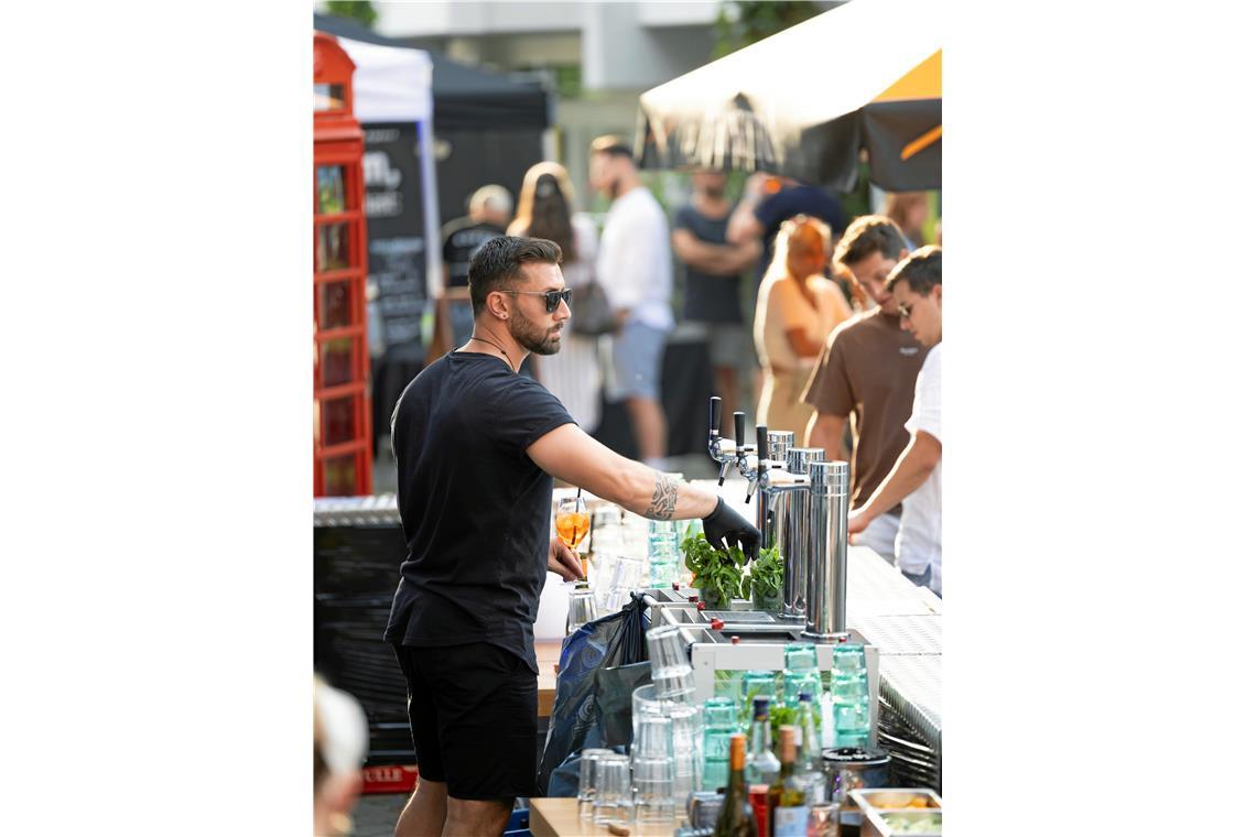 Der Barkeeper erfüllt Getränkewünsche. 