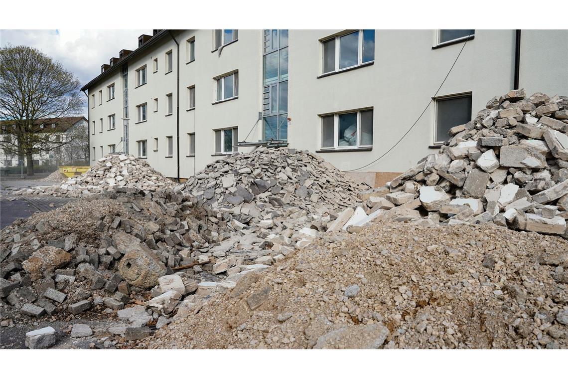 Der Bauschutt vor einem ehemaligen Wohnhaus im Patrick-Henry-Village in Heidelberg ist bereits vorsortiert.