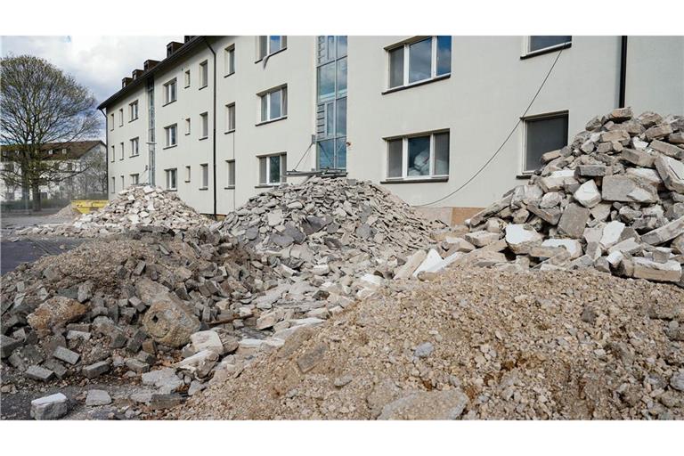 Der Bauschutt vor einem ehemaligen Wohnhaus im Patrick-Henry-Village in Heidelberg ist bereits vorsortiert.