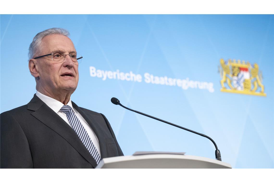 Der Bayerische Innenminister Joachim Herrmann (CSU) spricht bei einer Pressekonferenz über den tödlichen Angriff in einem Park in Aschaffenburg.