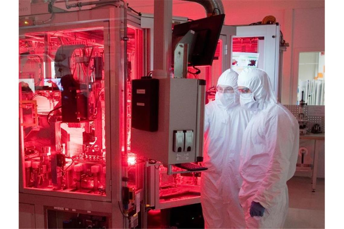 Northvolt: Europa braucht 15 Fabriken für E-Auto-Batterien Der Bedarf an Batteriezellen wird steigen, sagt der schwedische Hersteller Northvolt. Foto: Julian Stratenschulte/dpa