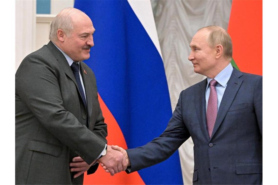 Putins internationale Unterstützer Der belarussische Präsident Alexander Lukaschenko unterstützt seinen russischen Amtskollegen Wladimir Putin. Foto: Sergei Guneyev/Pool Sputnik Kremlin/AP/dpa