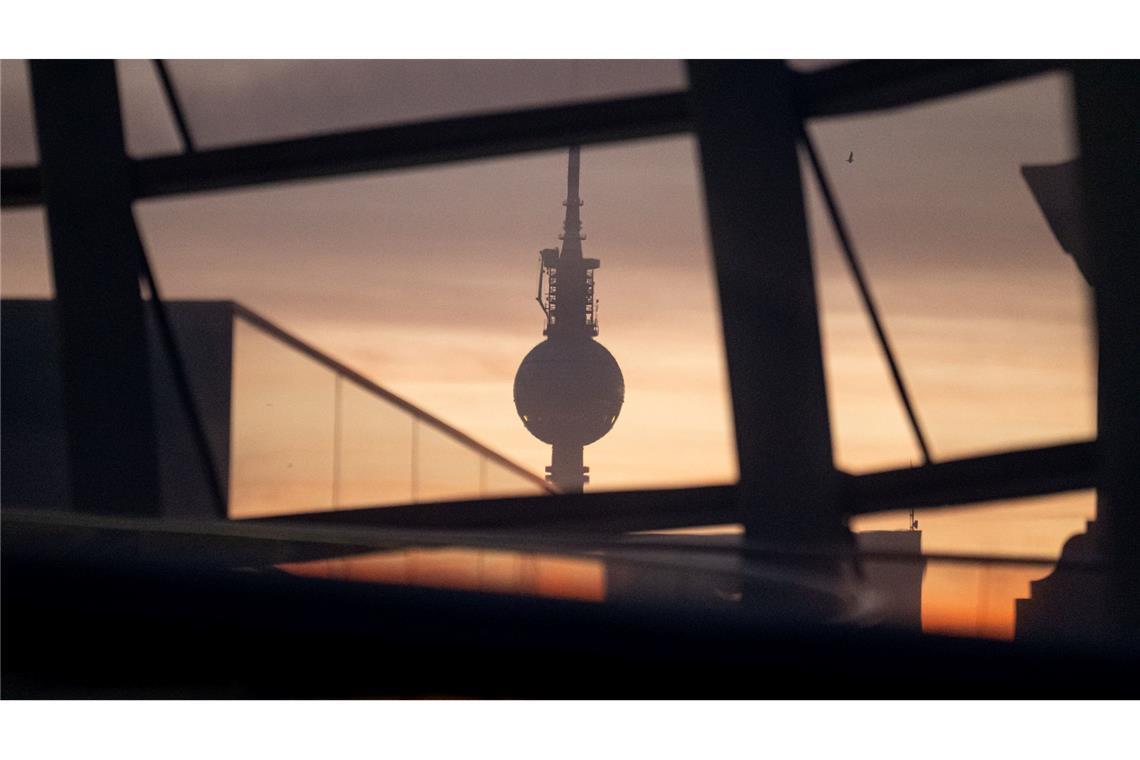 Der Berliner Fernsehturm durch die Scheiben der Reichstagskuppel.