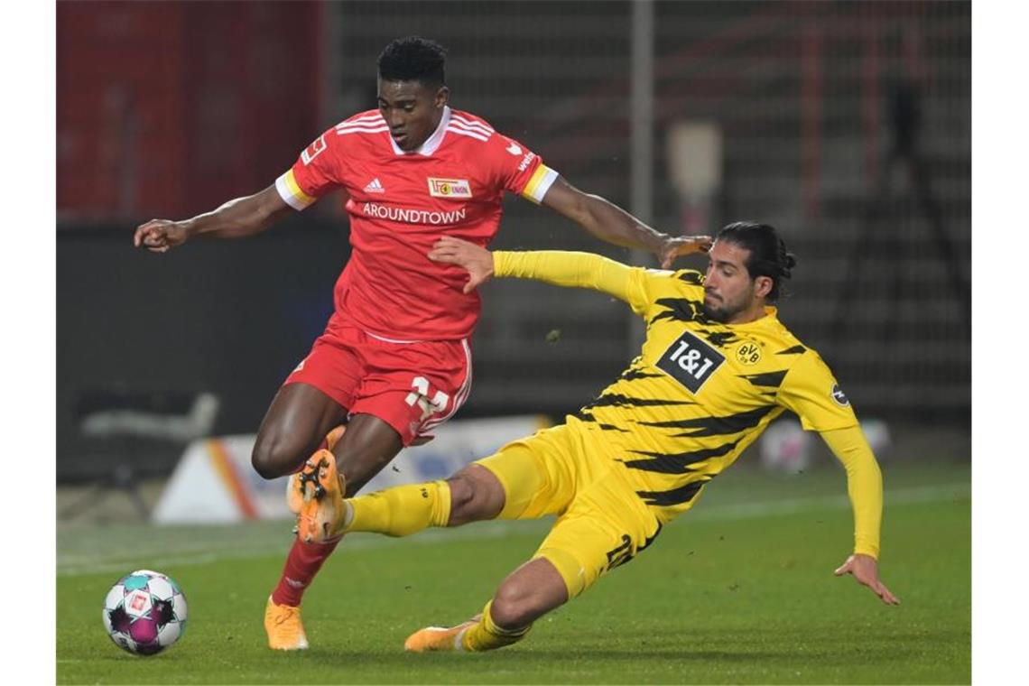 Trotz Moukoko-Tor: Dortmund von Union bitter eingebremst Der Berliner Taiwo Awoniyi (l) gewinnt den Zweikampf mit BVB-Profi Emre Can. Foto: Soeren Stache/dpa-Zentralbild/dpa
