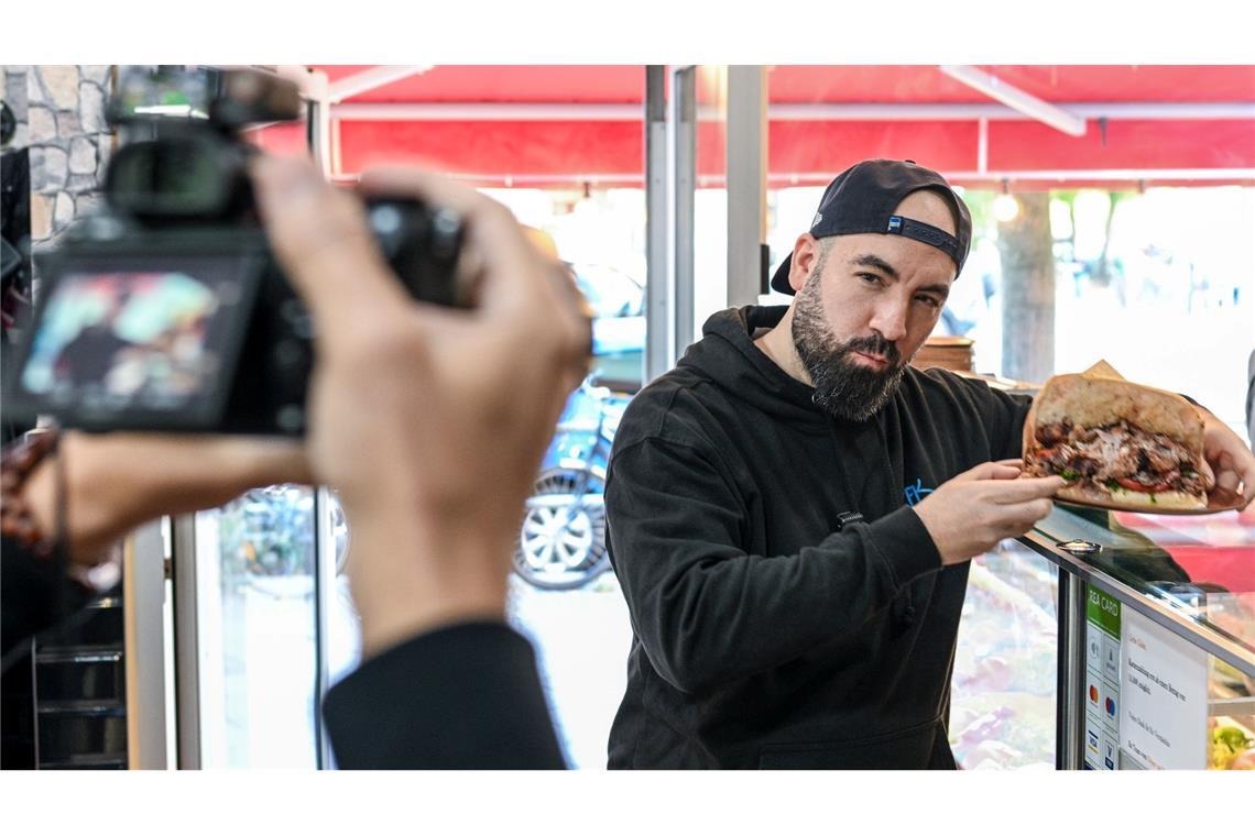 Der Berliner Youtuber Can F. Kennedy testet alle Dönerläden an U-Bahnhöfen.