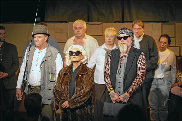 „Der Besuch der alten Dame“ wird bis Mitte Januar noch achtmal aufgeführt. Gaby Miletic und Stefan Schaich (vorne) sind in dem Stück in den Rollen der Multimilliardärin Claire Zachanassian und des Butlers zu sehen. Archivfoto: Alexander Becher