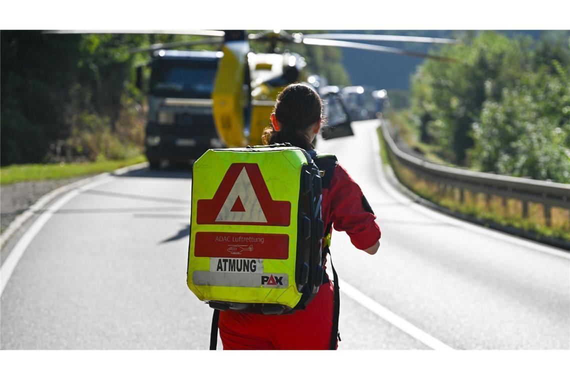 Der Biker wurde mit schweren Verletzungen in eine Klinik gebracht.