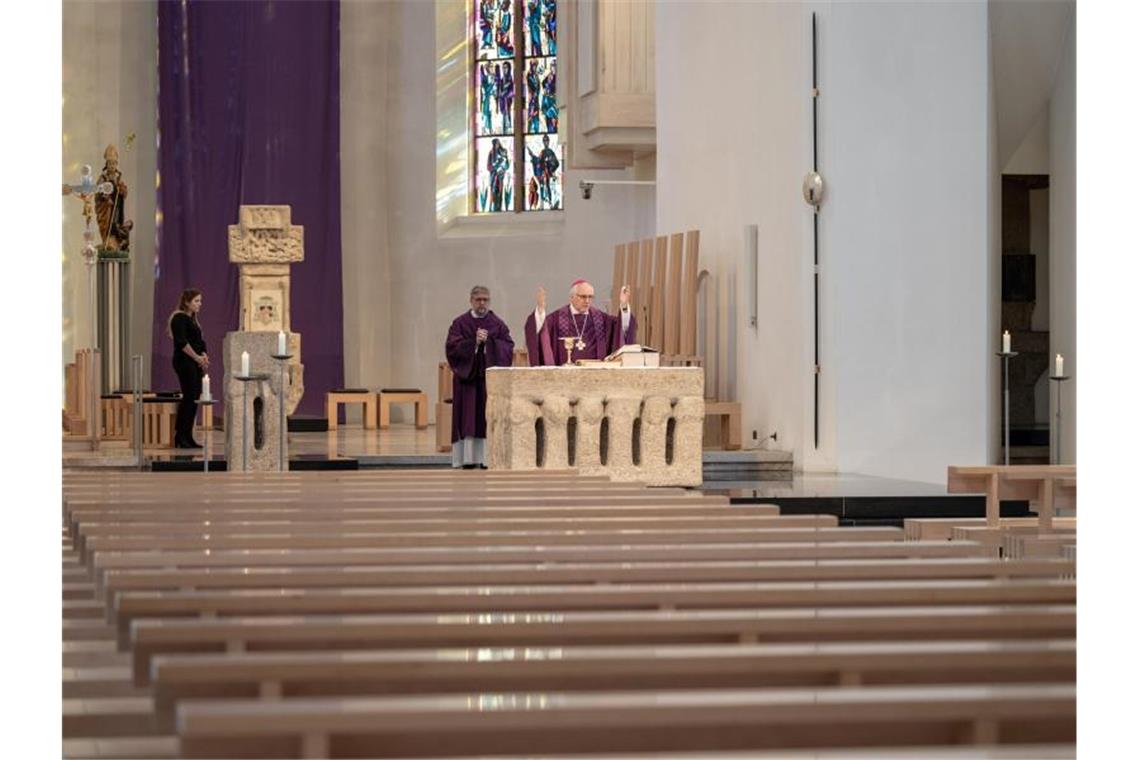 Der Bischof des Bistums Rottenburg-Stuttgart, Gebhard Fürst (l), feiert am Sonntagvormittag im Rottenburger Dom die heilige Messe wegen der Coronavirus-Pandemie ohne Gläubige. Foto: Jochen Wiedemann/Diözese Rottenburg-Stuttgart/dpa/Archivbild