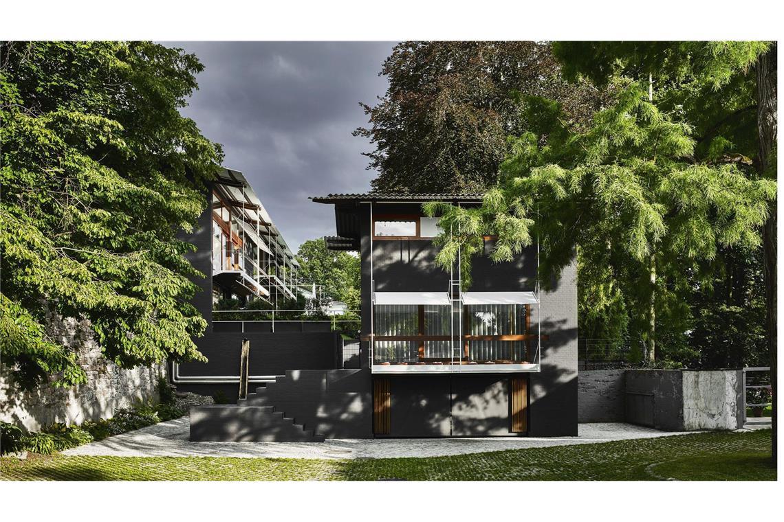 Der Blick aufs Eiermann-Haus von der Gartenseite: Haupthaus und Ateliergebäude. Der alte Baumbestand passt wunderbar zu der dezenten Architektur.