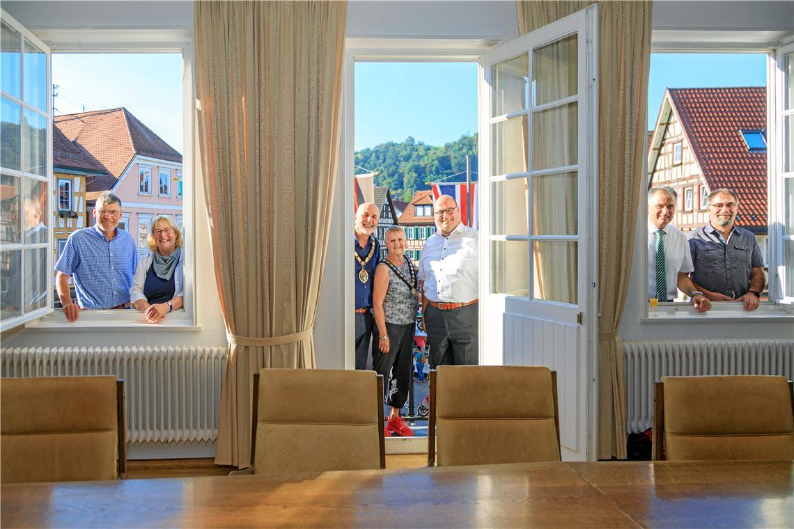 Jubiläumswochenende zum 40. Geburtstag der Städtepartnerschaft von Murrhardt und Frome Der Blick vom Balkon des Rathaussaals auf den Murrhardter Marktplatz – kurz fürs Foto gewendet – mit Stadtrat Gerd Linke, Stadträtin Sonja Allinger-Helbig, Bürgermeister Philip Campagna mit seiner Gattin Karin, Bürgermeister Armin Mößner sowie den beiden Stadträten Andreas Winkle und Klaus-Peter Dörrscheidt (von links). Foto: Stefan Bossow