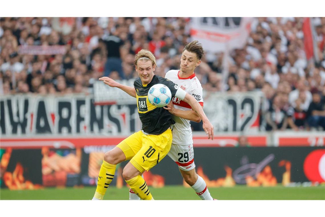 Der Borusse Julian Brandt im Zweikampf mit dem Stuttgarter Defensivmann Rouault