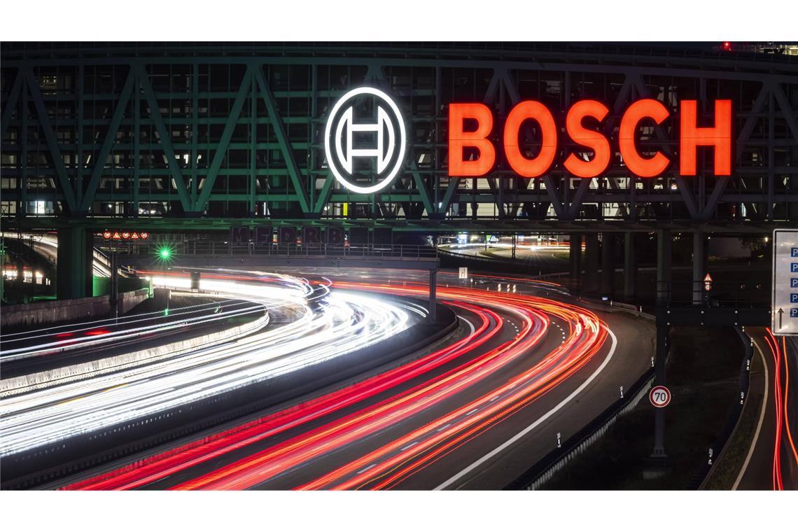 Der Bosch-Schriftzug ist auch über der Autobahn A8 am Parkhaus der Stuttgarter Messe zu sehen.