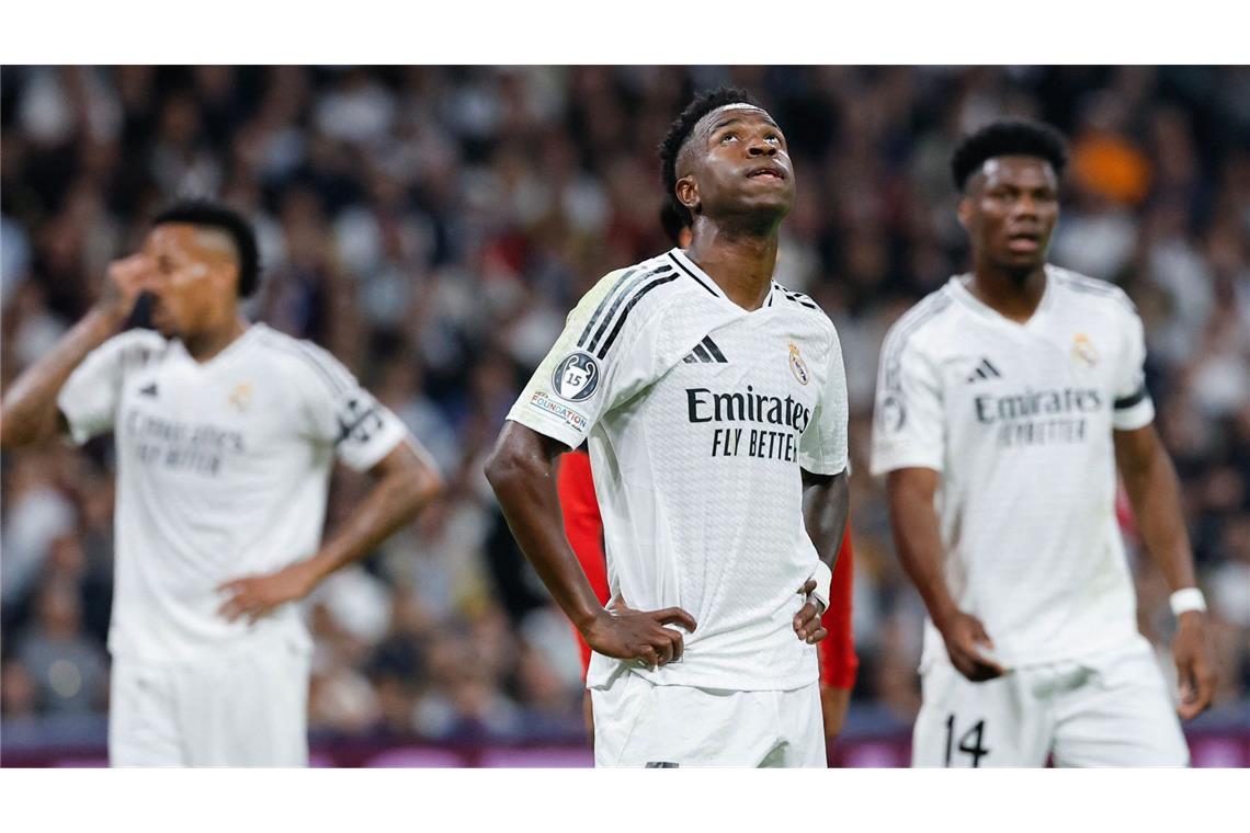 Der brasilianische Stürmer Vinicius Junior (M) von Real Madrid nach dem zweiten Tor des AC Mailand in der UEFA Champions League.