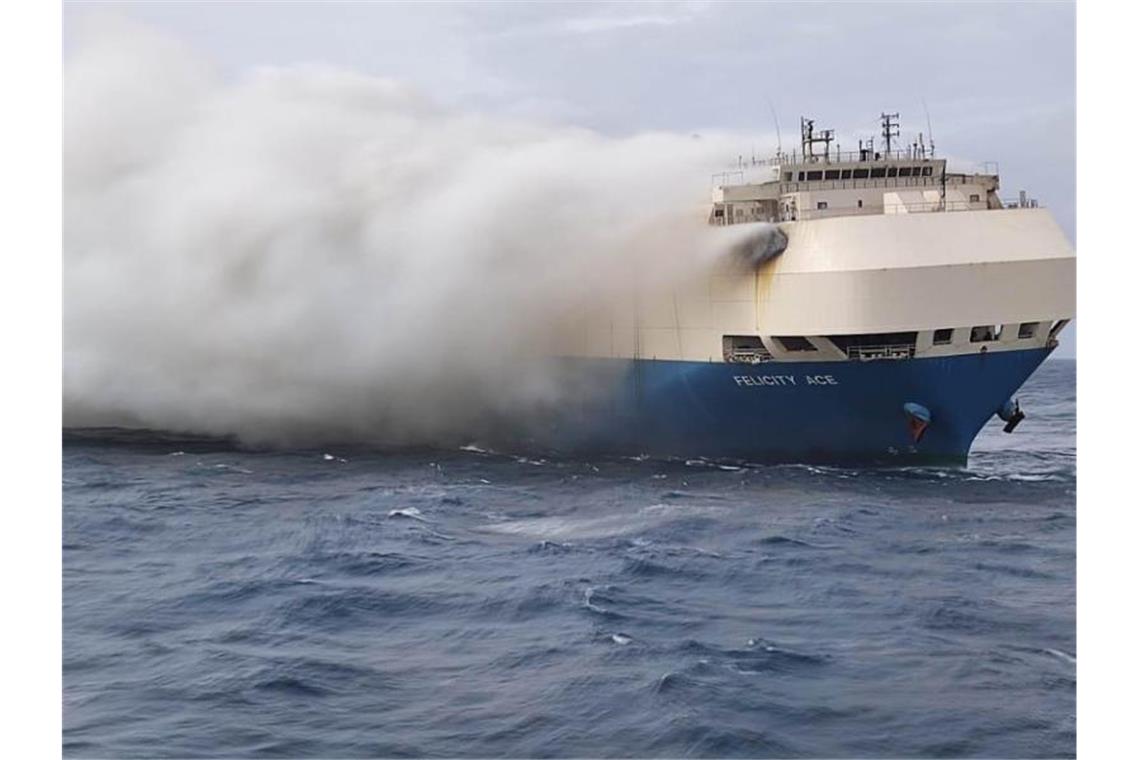 Kaum noch Hoffnung für Vermisste auf brennender Fähre Der brennende Frachter auf dem Atlantik südlich der Azoren. Foto: ---/Marinha Portugal/dpa