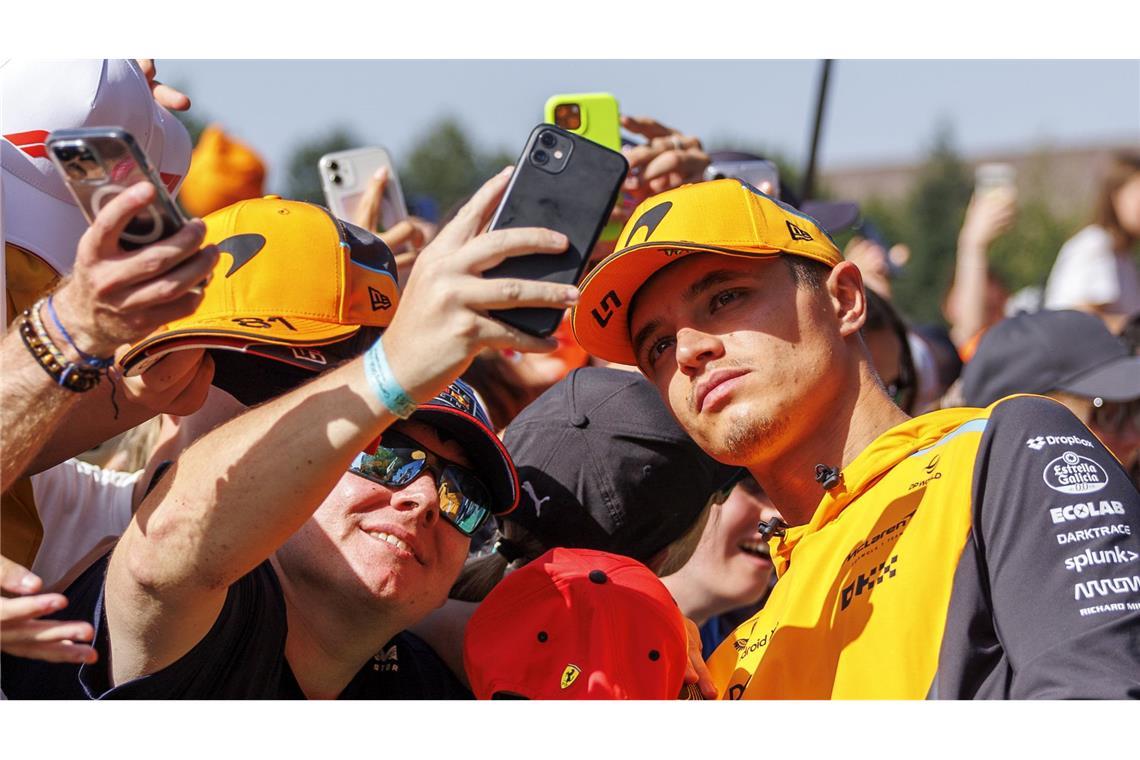 Der Brite Lando Norris (r) vom Team McLaren macht vor dem Großen Preis von Österreich Fotos mit den Fans.