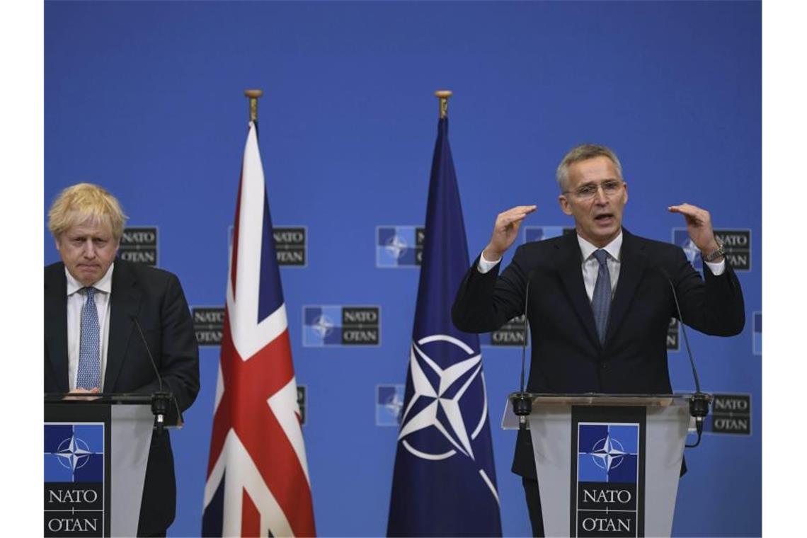 Kritik an Manöver von Belarus und Russland Der britische Premier Boris Johnson (l) und Nato-Generalsekretär Jens Stoltenberg in Brüssel. Foto: Daniel Leal/Pool AFP/AP/dpa