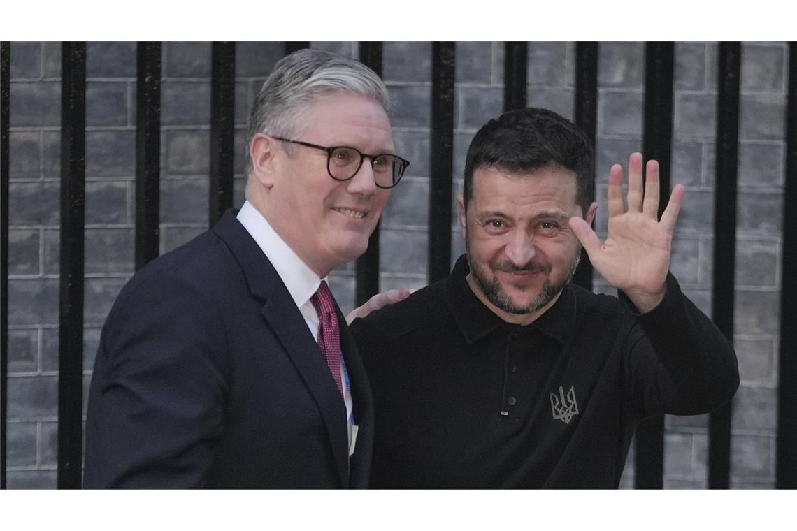 Der britische Premierminister Keir Starmer (l) begrüßt den ukrainischen Präsidenten Wolodymyr Selenskyj vor Downing Street Number 10.