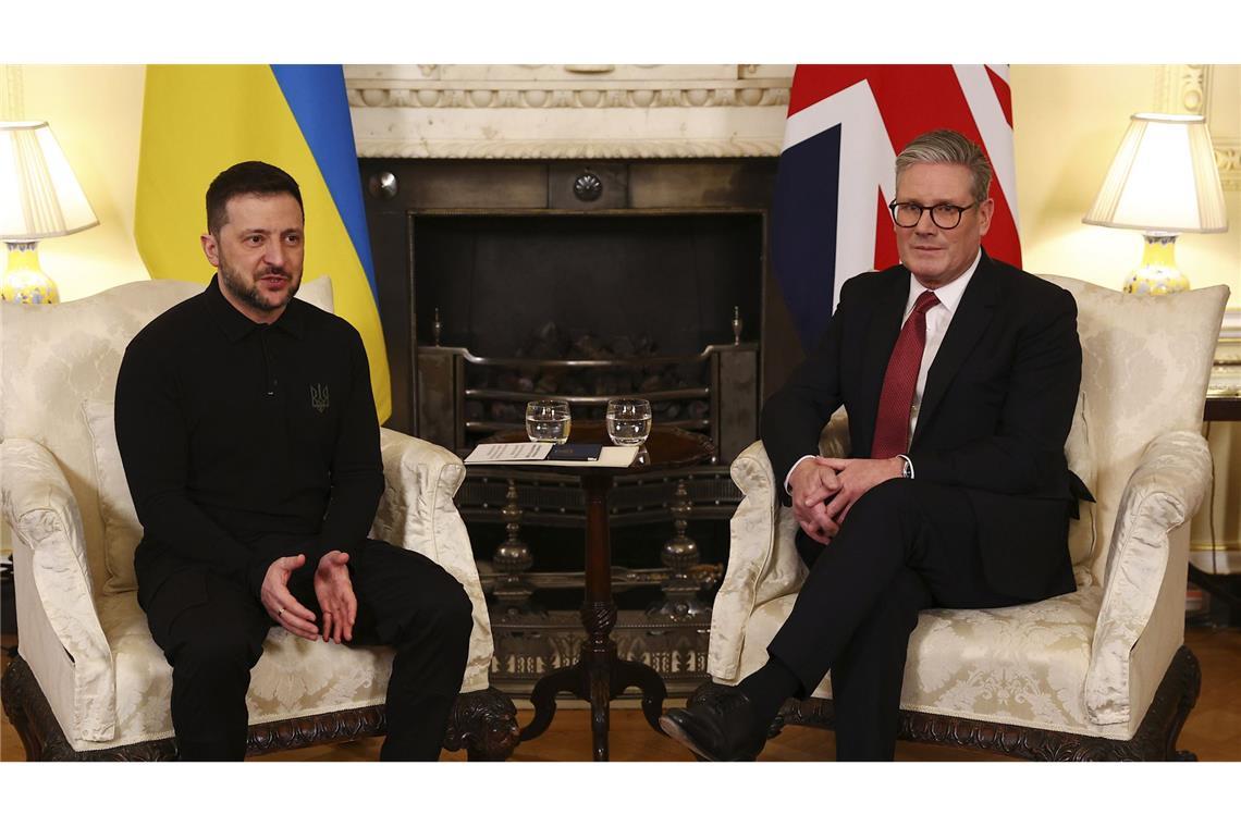 Der britische Premierminister Keir Starmer (r) empfängt den ukrainischen Präsidenten Wolodymyr Selenskyj zu einem Treffen in Downing Street 10 in London.