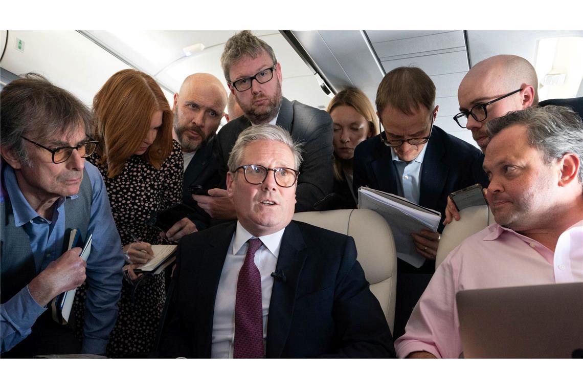 Der britische Premierminister Keir Starmer spricht an Bord seines Flugzeugs auf dem Weg nach Washington zu Journalisten.