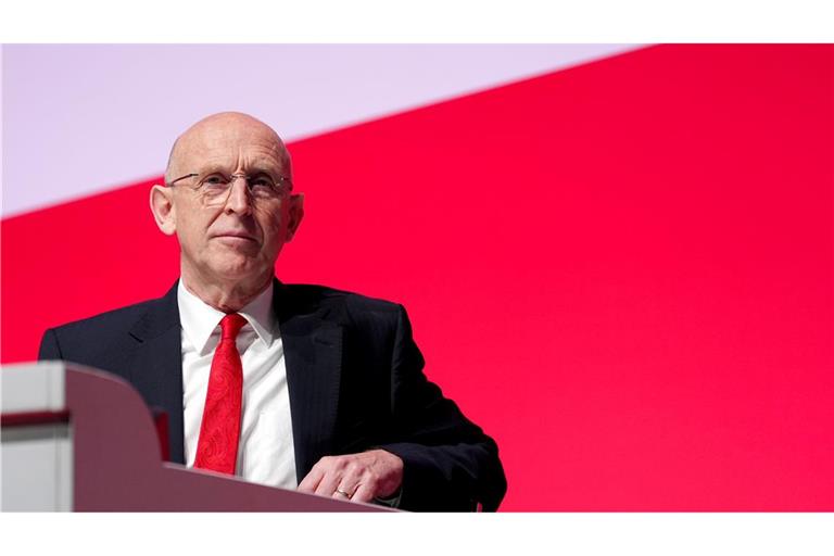 Der britische Verteidigungsminister John Healey will mehr Menschen für die Streitkräfte gewinnen.