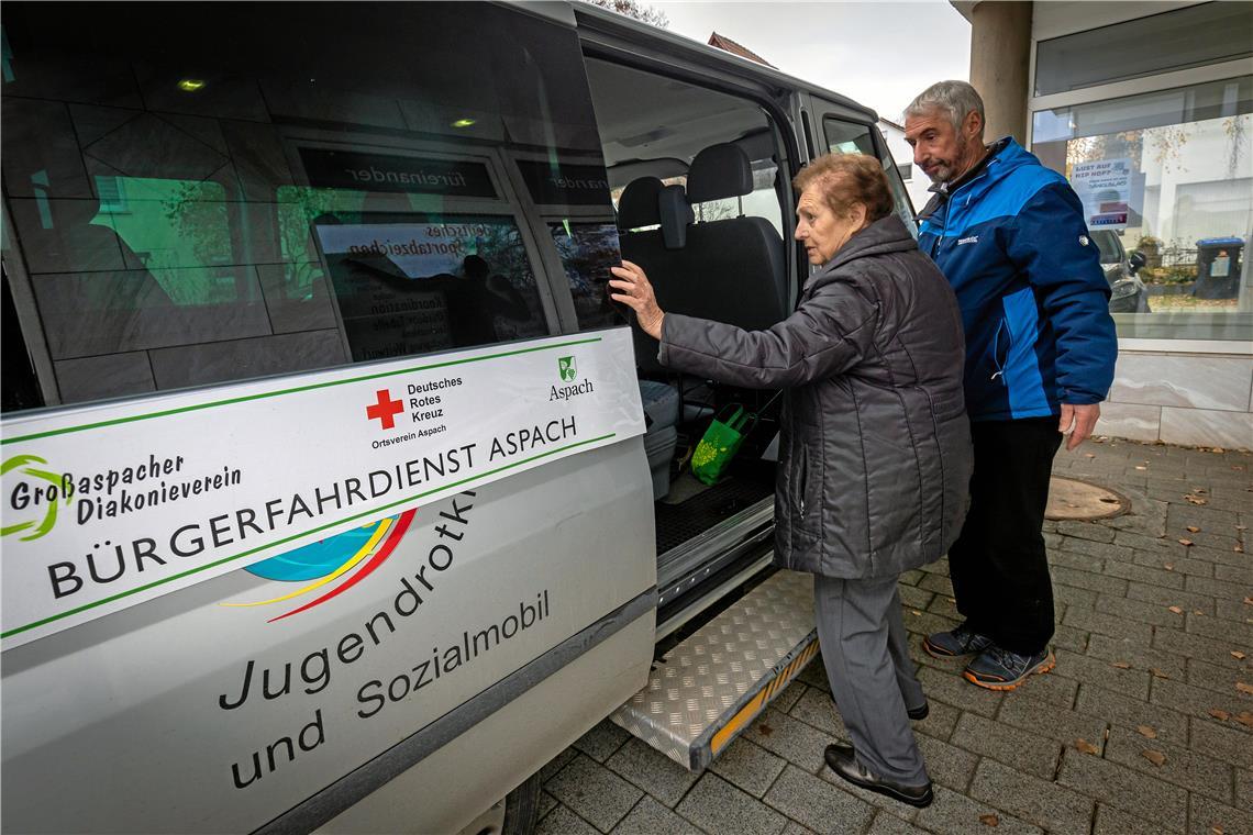 Der Bürgerfahrdienst stößt in Aspach auf großes Interesse. Unser Foto zeigt Fahrer Udo Ludäscher beim Start des Angebots vor zwei Jahren. Archivfoto: Alexander Becher