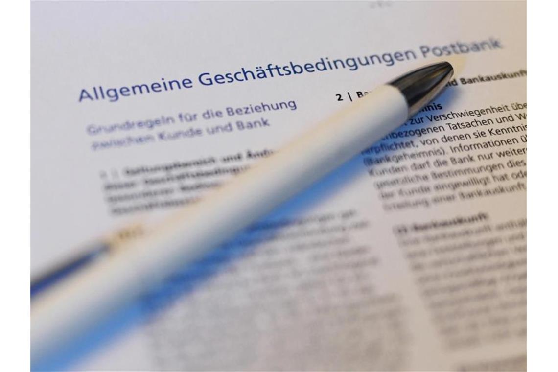 BGH kassiert Banken-Klauseln zur schweigenden Zustimmung Der Bundesgerichtshof verhandelt über die Wirksamkeit von Klauseln, die die Zustimmung des Kunden bei einer Änderung der AGB der Bank fingieren (sogenannte stillschweigende Zustimmung). Foto: Uli Deck/dpa