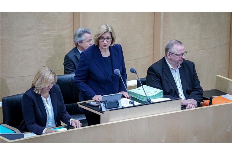 Der Bundesrat segnet zahlreiche, vom Bundestag schon beschlossene Gesetze ab.