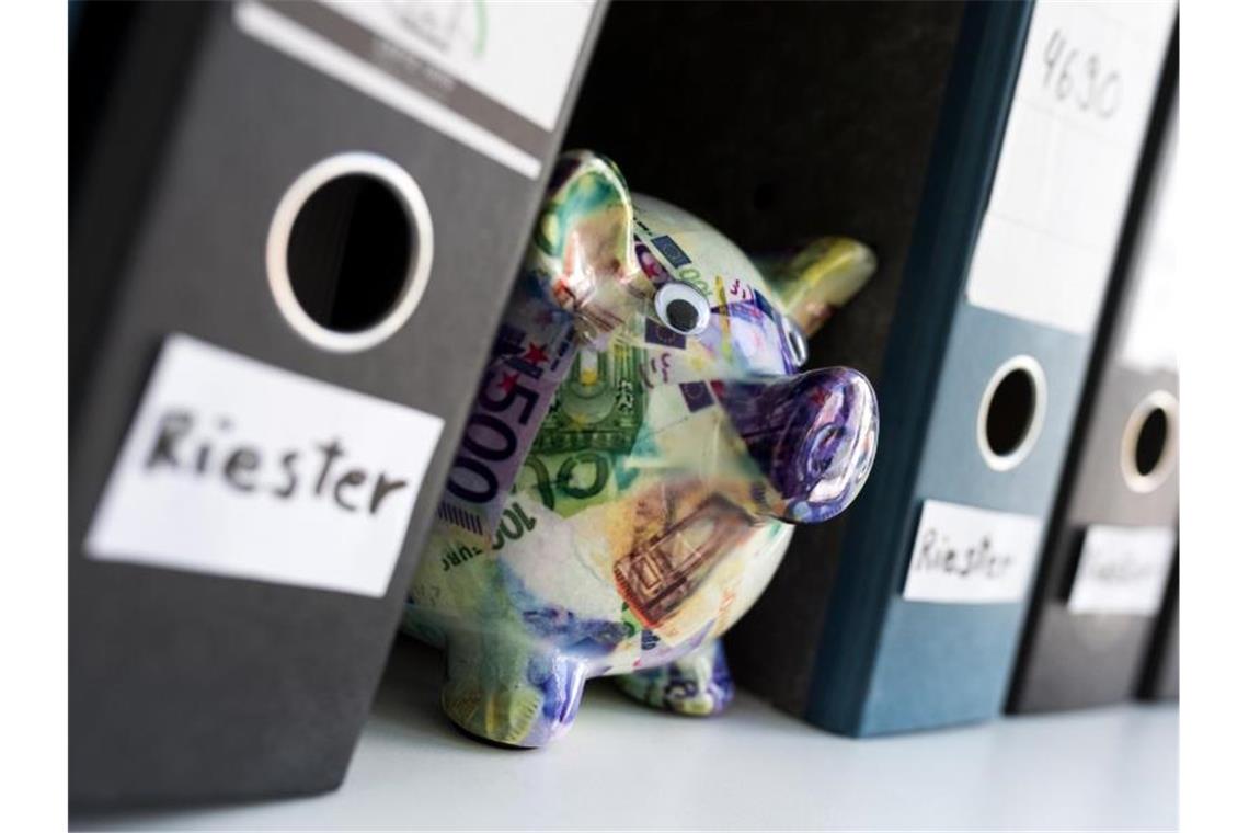 Verbraucherallianz: „Riester-Rente muss weg“ Der Bundestag hatte am 11. Mai 2001 das Altersvermögensgesetz beschlossen und damit den Weg freigemacht für die Riester-Rente als private Ergänzung zur gesetzlichen Rentenversicherung. Foto: picture alliance / Alexander Heinl/dpa-tmn