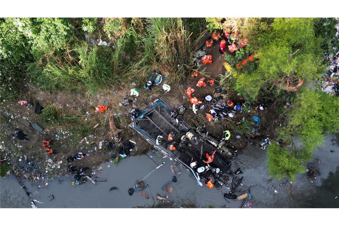 Der Bus stürzte von einer Brücke etwa 20 Meter in die Tiefe.