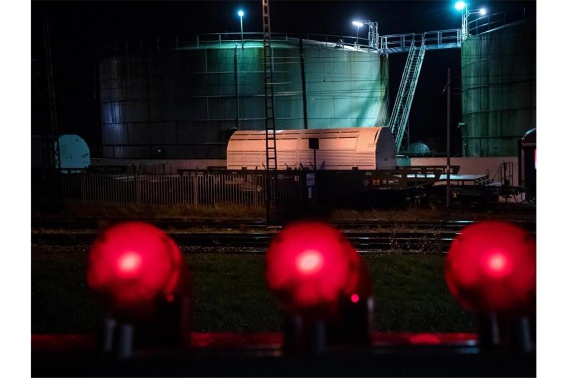Castor-Transport ist Richtung Biblis abgefahren Der Castor-Zug fährt aus dem Bahnhof Nordenham. Sechs Castor-Behälter mit hochradioaktivem Atommüll aus der britischen Wiederaufbereitungsanlage Sellafield sollen per Bahn ins hessische Zwischenlager Biblis gebracht werden. Foto: Sina Schuldt/dpa