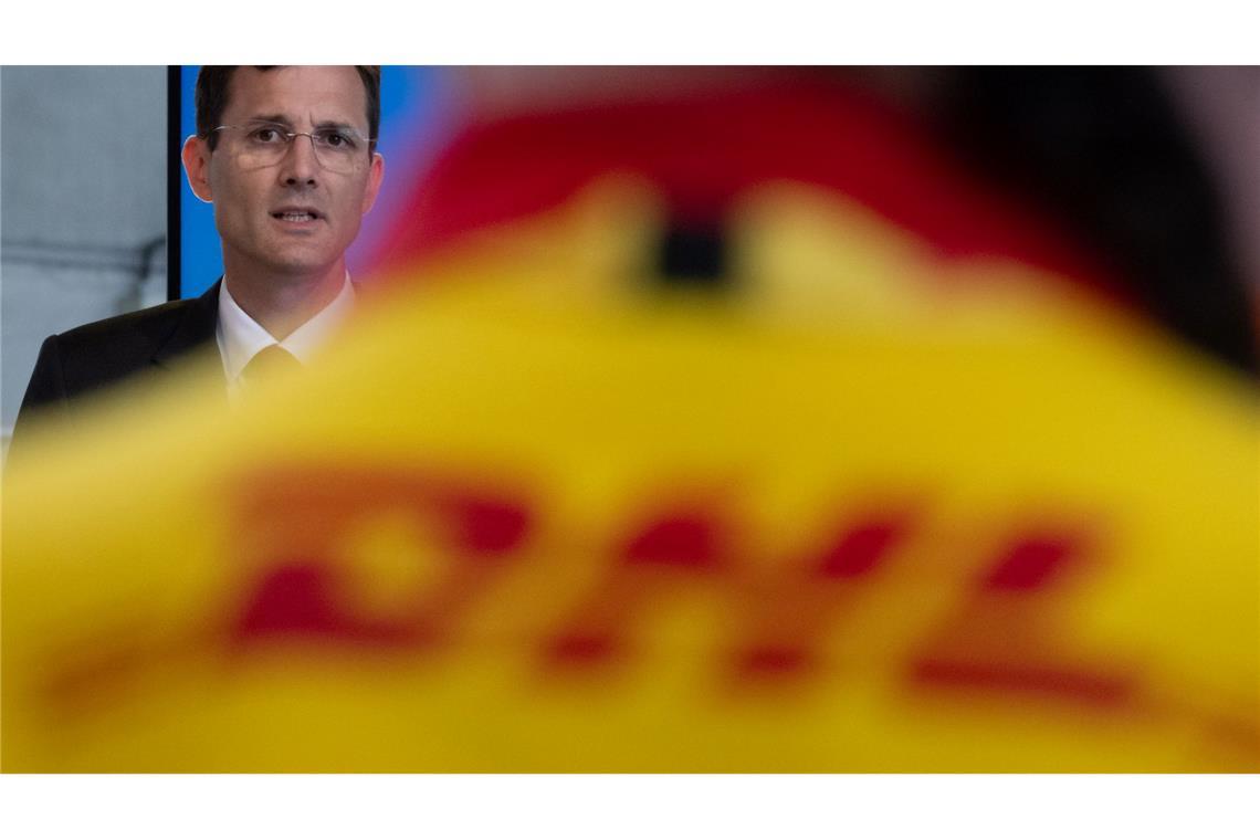 Der Chef des Logistikkonzerns DHL, Tobias Meyer, spricht vor Mitarbeitern. Das Briefgeschäft von DHL heißt Deutsche Post.