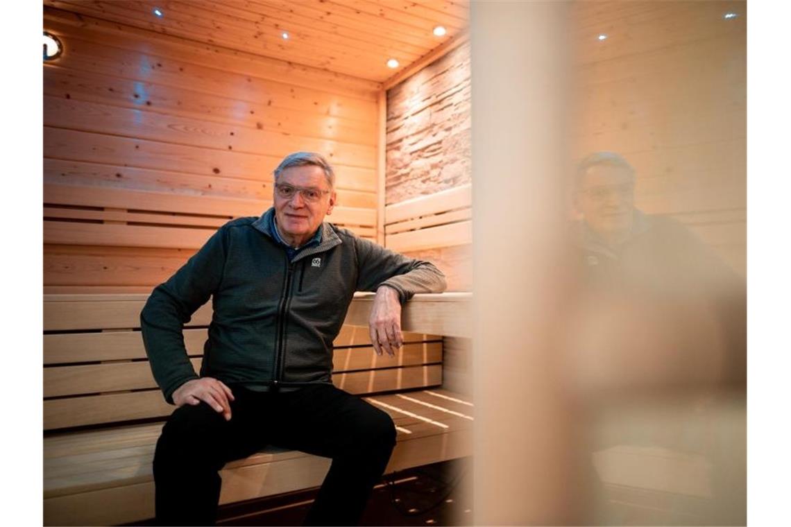 Corona-Krise beflügelt Nachfrage nach privaten Saunen Der Chef des Sauneherstellers Müther, Ulrich Müther, sitzt in einem Ausstellungsraum in einer Sauna. Foto: Fabian Strauch/dpa