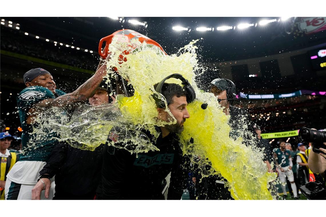 Der Cheftrainer der Philadelphia Eagles, Nick Sirianni, wird von seinen Teamkollegen geduscht kurz bevor das Team den Super Bowl gewinnt.