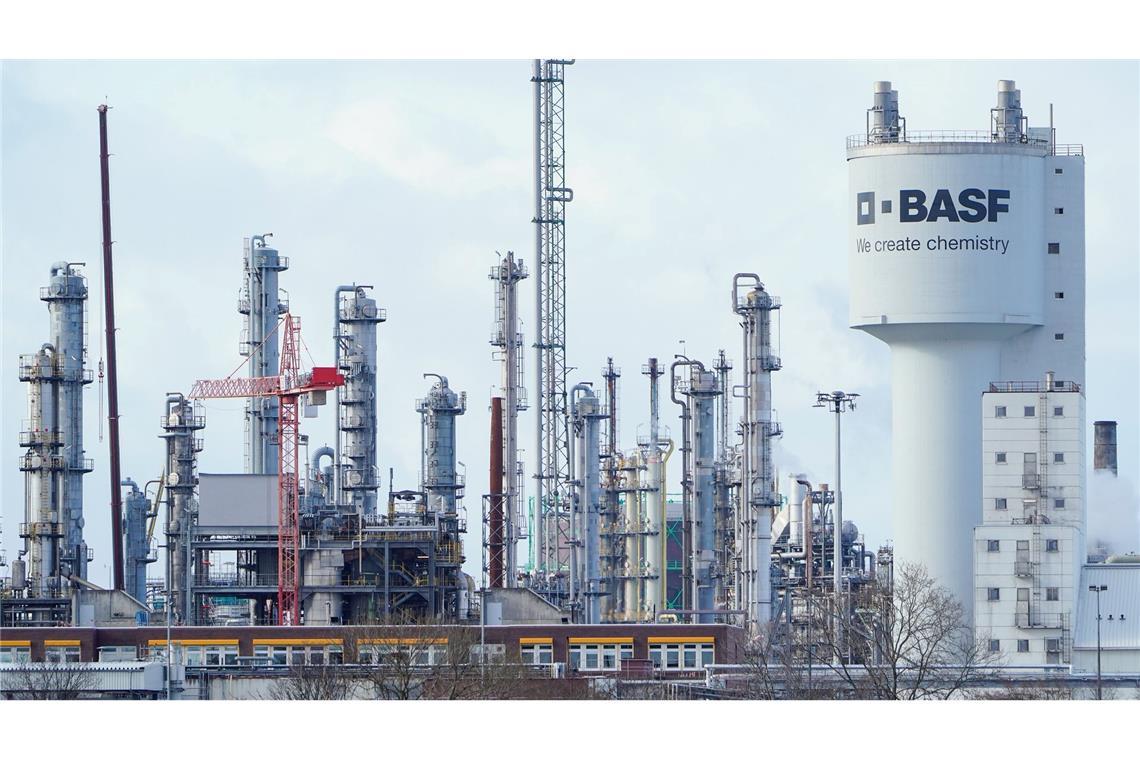 Der Chemiekonzern BASF sieht sich bei seinen milliardenschweren Kosteneinsparungen auf einem gutem Weg.