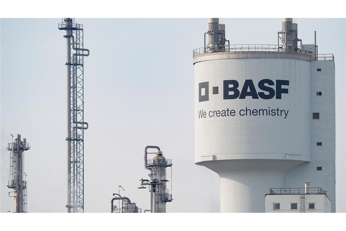 Der Chemiekonzern BASF zählt zu den wichtigsten Arbeitgebern in Rheinland-Pfalz. Der Sparkurs des Ludwigshafener Konzerns mit Stellenabbau und der Schließung von Anlagen bereitet dem Land Sorgen. (Archivbild)