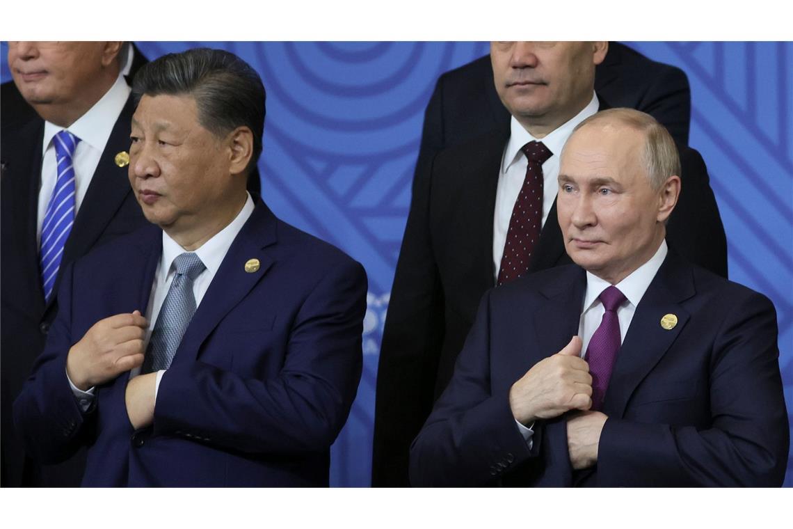 Der chinesische Präsident Xi Jinping (l) und der russische Präsident Wladimir Putin beim Brics-Gipfel in Kasan.