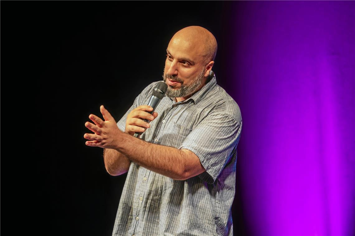 Der Comedian Abdelkarim interagiert gekonnt mit dem Publikum. Foto: Stefan Bossow