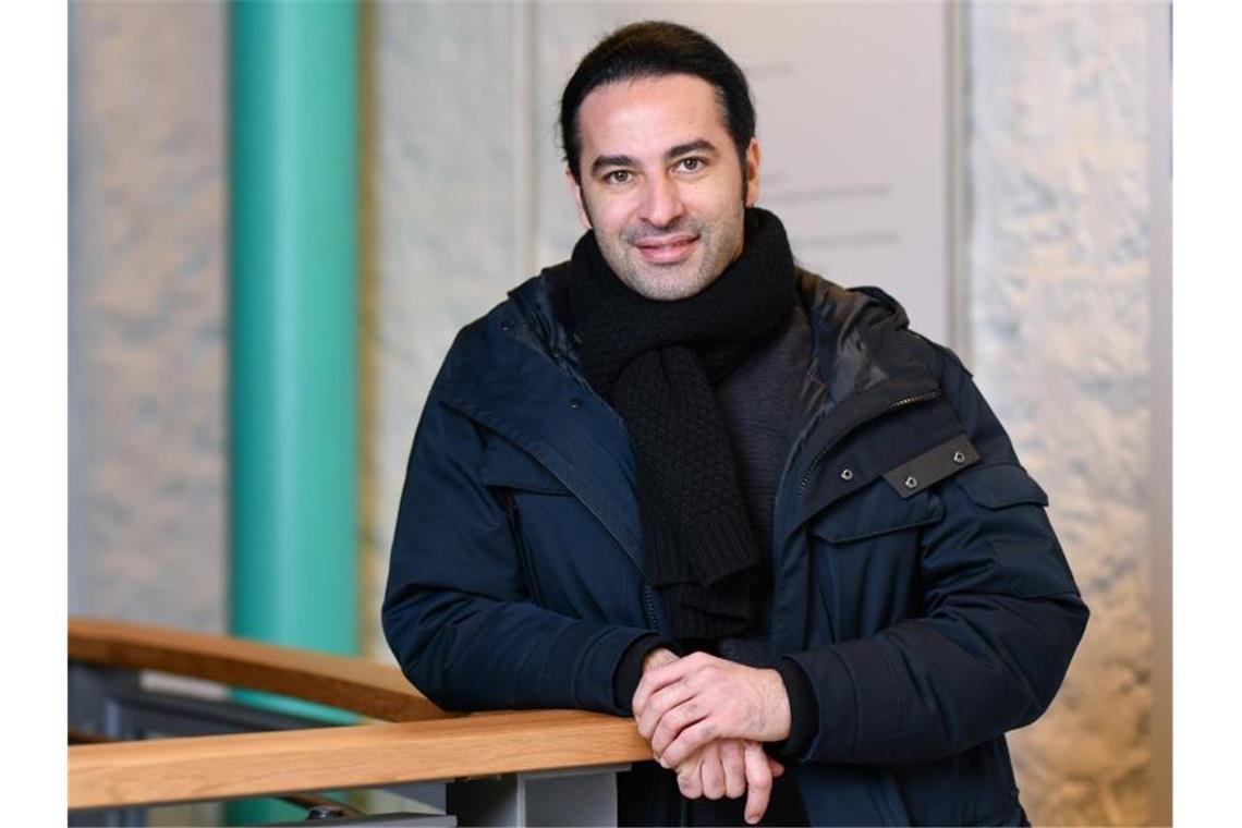 Ceylan: Viele Soloselbstständige haben nur Verdienstausfälle Der Comedian Bülent Ceylan steht im Innenraum des Wasserturms. Foto: Uwe Anspach/dpa/Archivbild