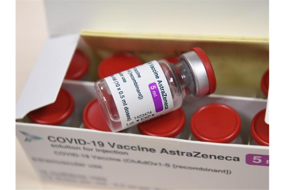 Astrazeneca-Vakzin wohl nur begrenzt wirksam gegen Mutante Der Corona-Impfstoff von Astrazeneca bietet laut dem Pharmakonzern nur begrenzten Schutz bei einer mild verlaufenden Infektion mit der südafrikanischen Variante des Virus. Foto: Alain Jocard/AFP/dpa