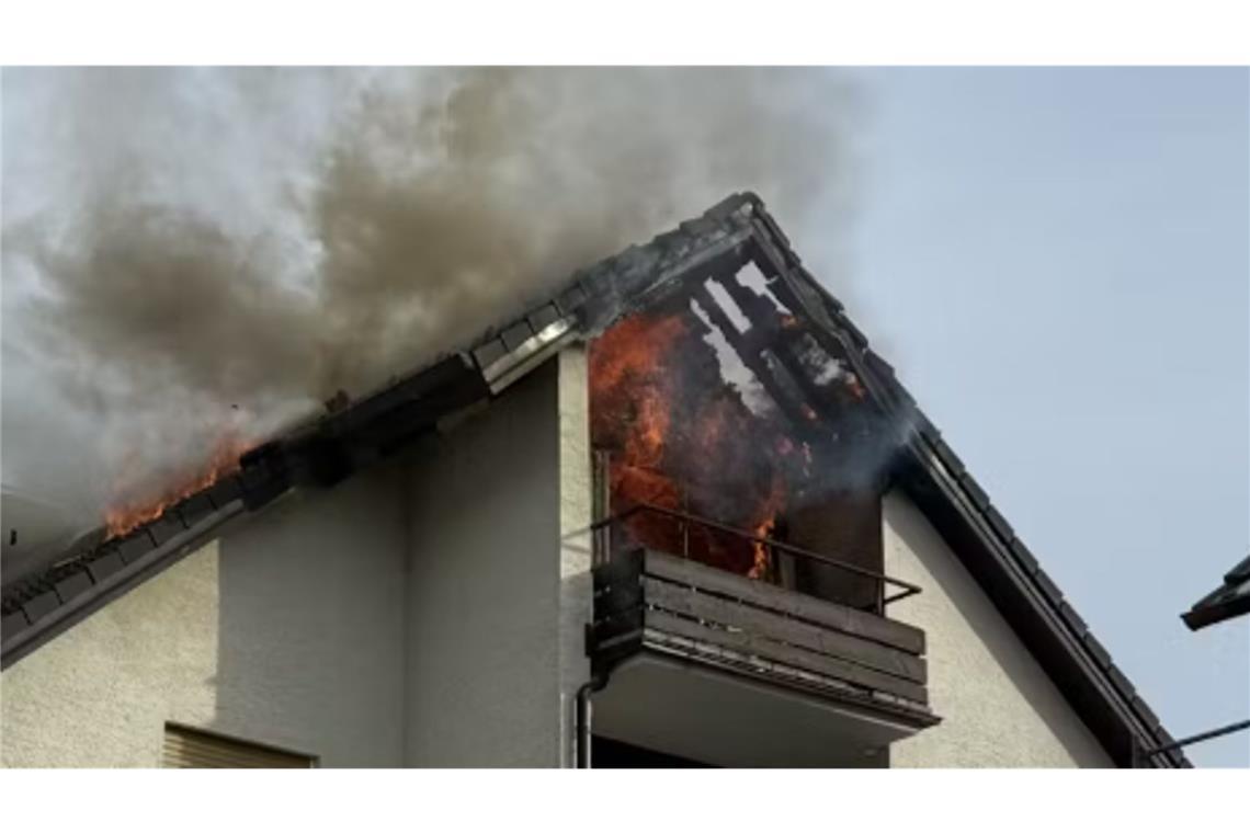 Der Dachstuhl eines Wohnhauses  in Bad Herrenalb stand am Samstagmittag in Flammen.