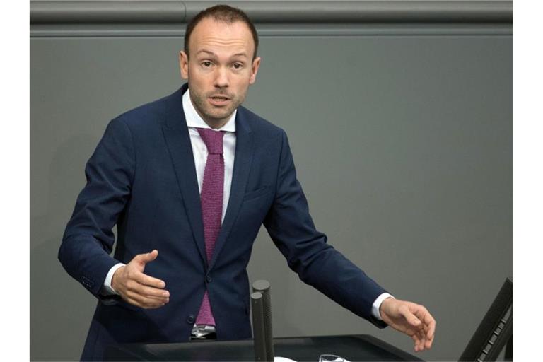 Der damalige Abgeordnete Nikolas Löbel (CDU) spricht bei einer Plenarsitzung des Deutschen Bundestages. Foto: Jörg Carstensen/dpa/Archivbild