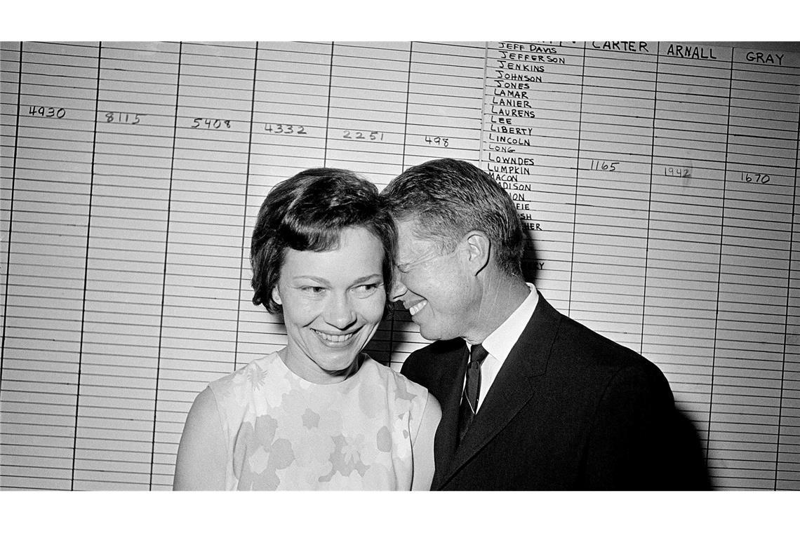 Der damalige Senator des Bundesstaates Georgia, Jimmy Carter, umarmt seine Frau Rosalynn in seiner Wahlkampfzentrale in Atlanta am 15. September 1966.