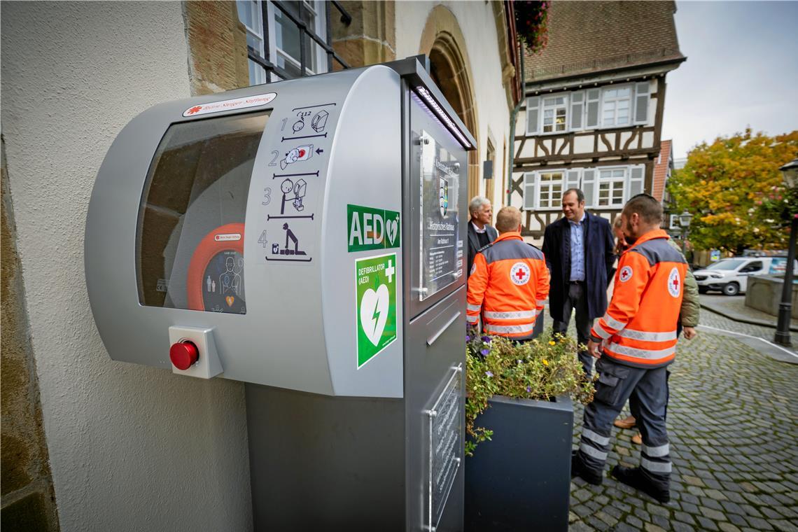 Der Defibrillator am historischen Rathaus ist neben anderen in der Innenstadt bei Tag und Nacht zugänglich. Archivfoto: Alexander Becher