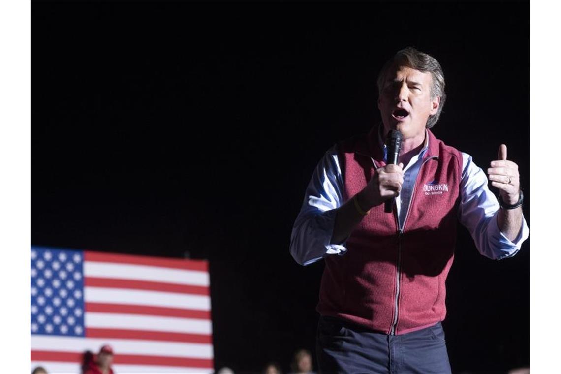 Schlappe für Biden - Republikaner gewinnt in Virginia Der demookratische Präsident Joe Biden bezeichnete den republikanischen Bewerber Glenn Youngkin als „Gefolgsmann von Donald Trump“. Foto: Cliff Owen/FR170079 AP/dpa