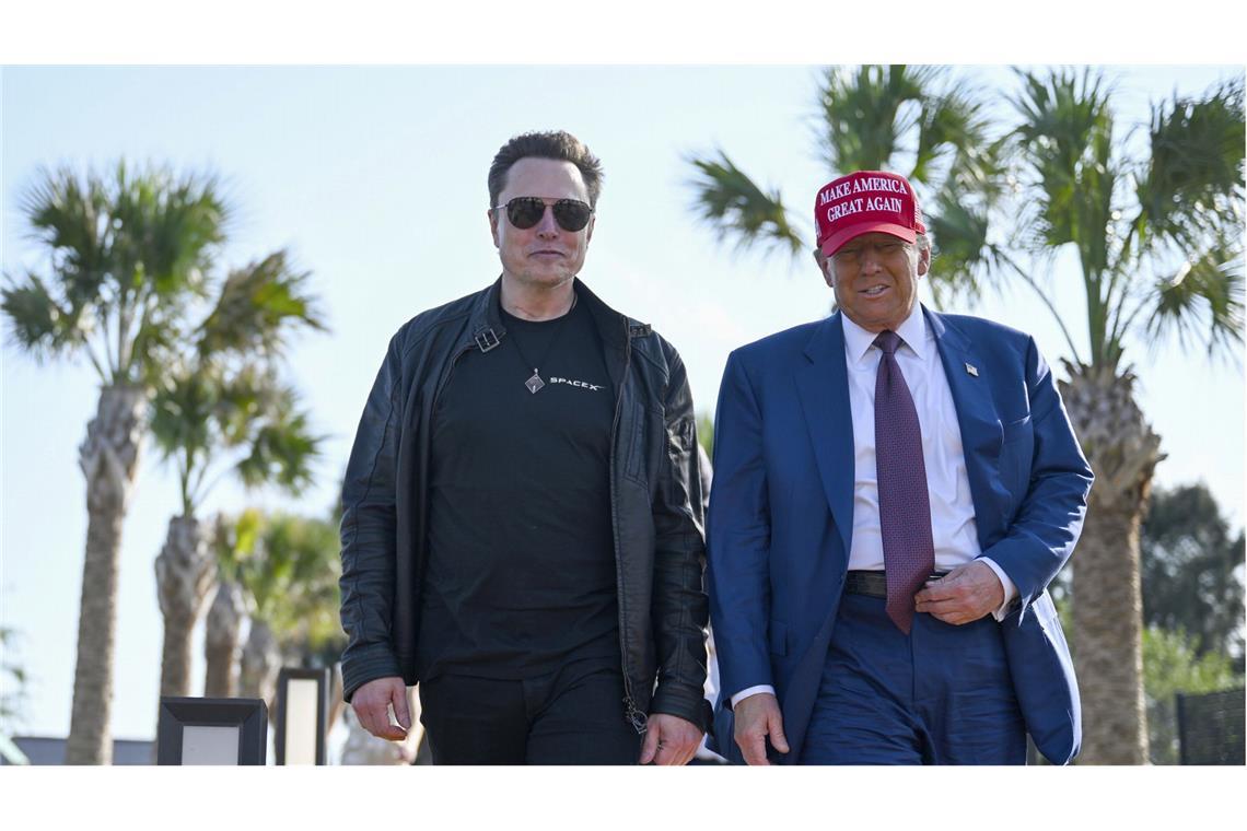 Der designierte US-Präsident Donald Trump (r) geht mit Elon Musk vor dem Start des sechsten Testflugs der SpaceX Starship-Rakete